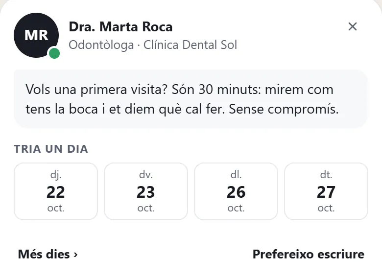 Targeta d'invitació al xat d'una clínica dental d'exemple, amb la foto de la doctora, el missatge i els propers dies lliures.