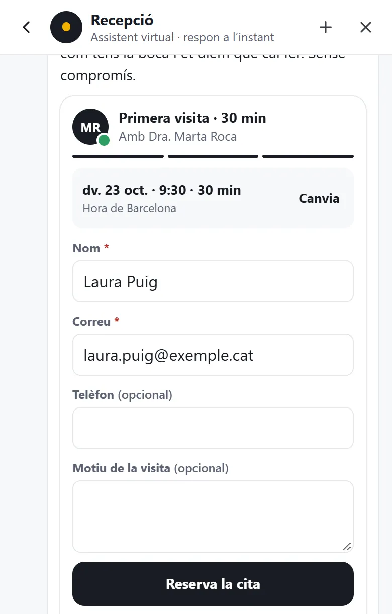 Formulari de la reserva al xat per a divendres 23 d'octubre a les 9:30, amb el nom, el correu, el telèfon i el motiu de la visita.