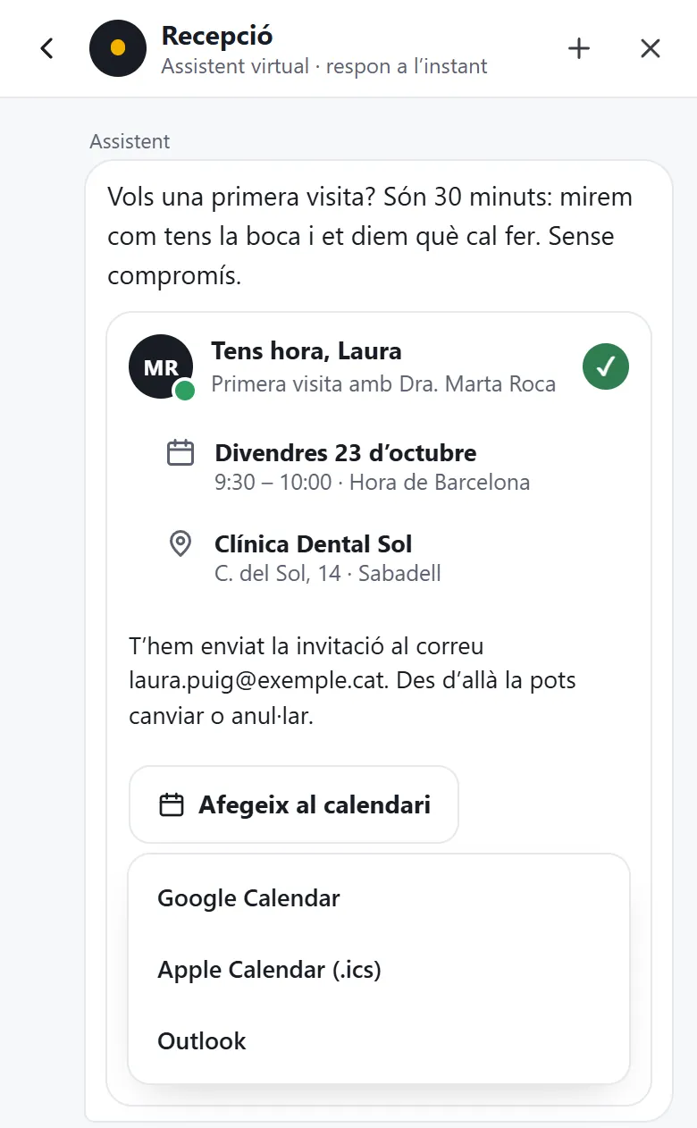 Confirmació de la cita al xat, amb el dia, l'hora, l'adreça i el botó «Afegeix al calendari».